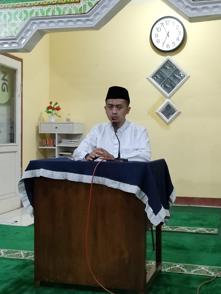 Praktik Kependidikan dan Khidmah Jam’iyyah (PKKJ) Santri Kelas 3 Mu’allimin Pesantren Persis 27 Situaksan Bandung Pendidikan Khusus Tafaqquh fid Din Berbasis Adab Islam.