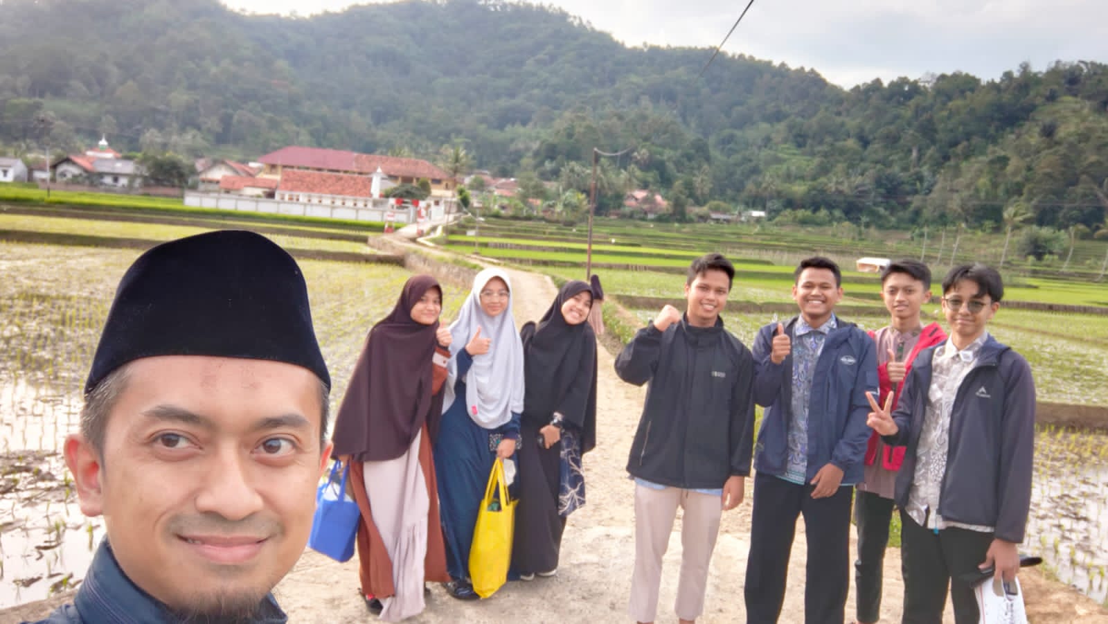 Praktik Kependidikan dan Khidmah Jam’iyyah (PKKJ) Santri Kelas 3 Mu’allimin Pesantren Persis 27 Situaksan Bandung Pendidikan Khusus Tafaqquh fid Din Berbasis Adab Islam. 4