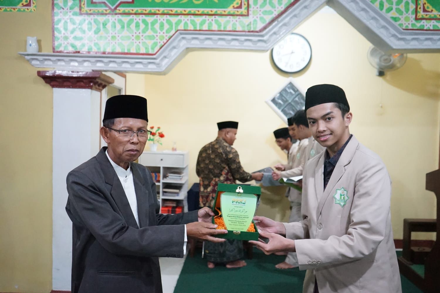 Praktik Kependidikan dan Khidmah Jam’iyyah (PKKJ) Santri Kelas 3 Mu’allimin Pesantren Persis 27 Situaksan Bandung Pendidikan Khusus Tafaqquh fid Din Berbasis Adab Islam. 5