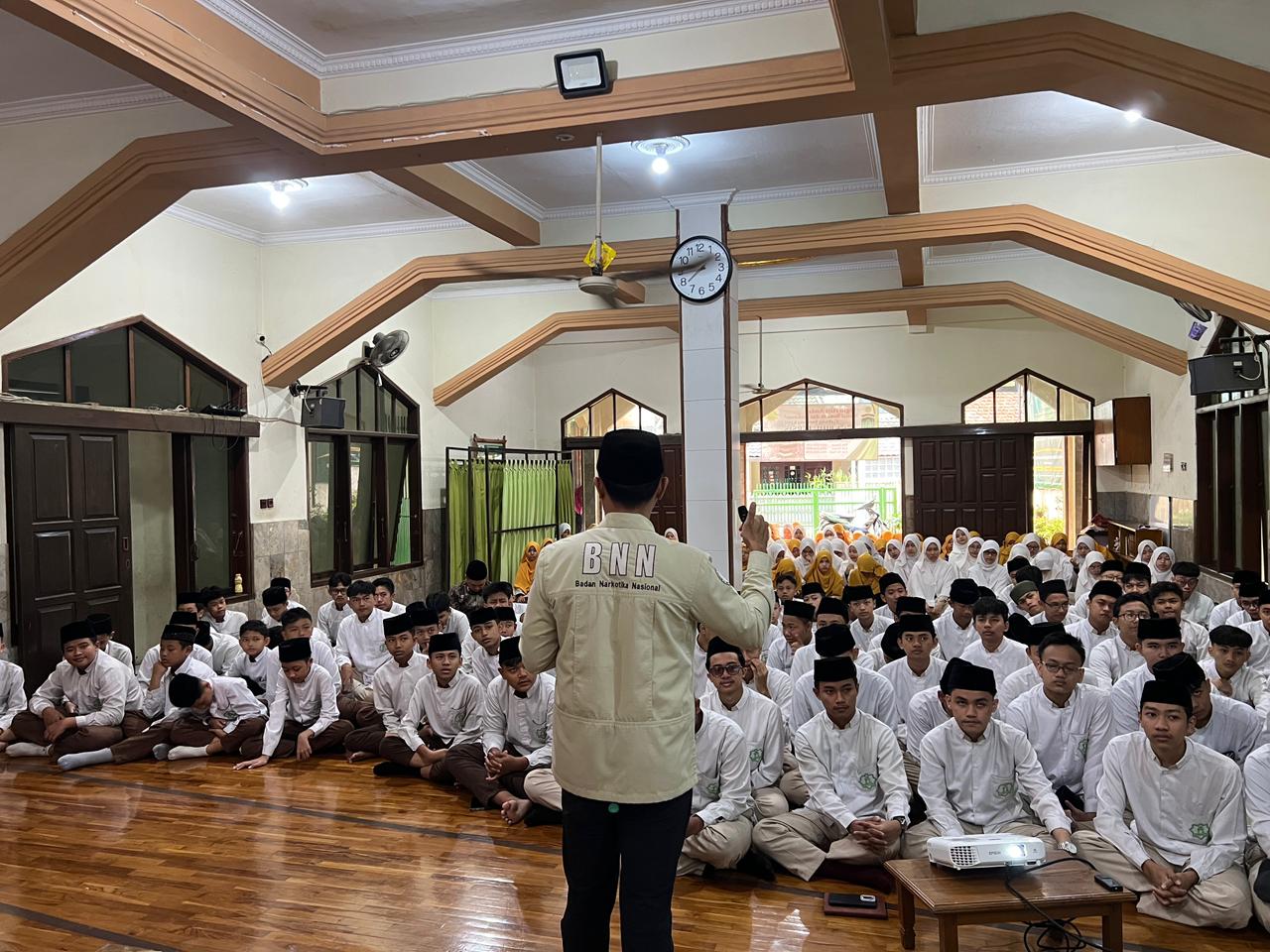 BENTENGI SANTRI DARI BAHAYA NARKOBA